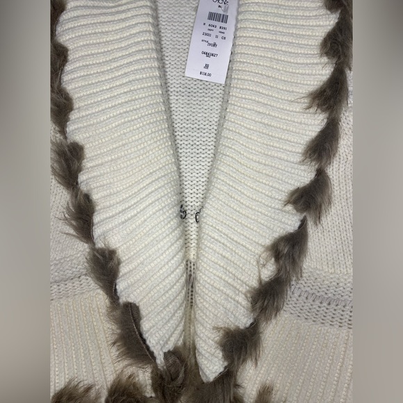 NWT CACH’E WOMENS SWEATER VEST SIZE XS IN CREAM AND FAUX FUR TRIM - Picture 4 of 5